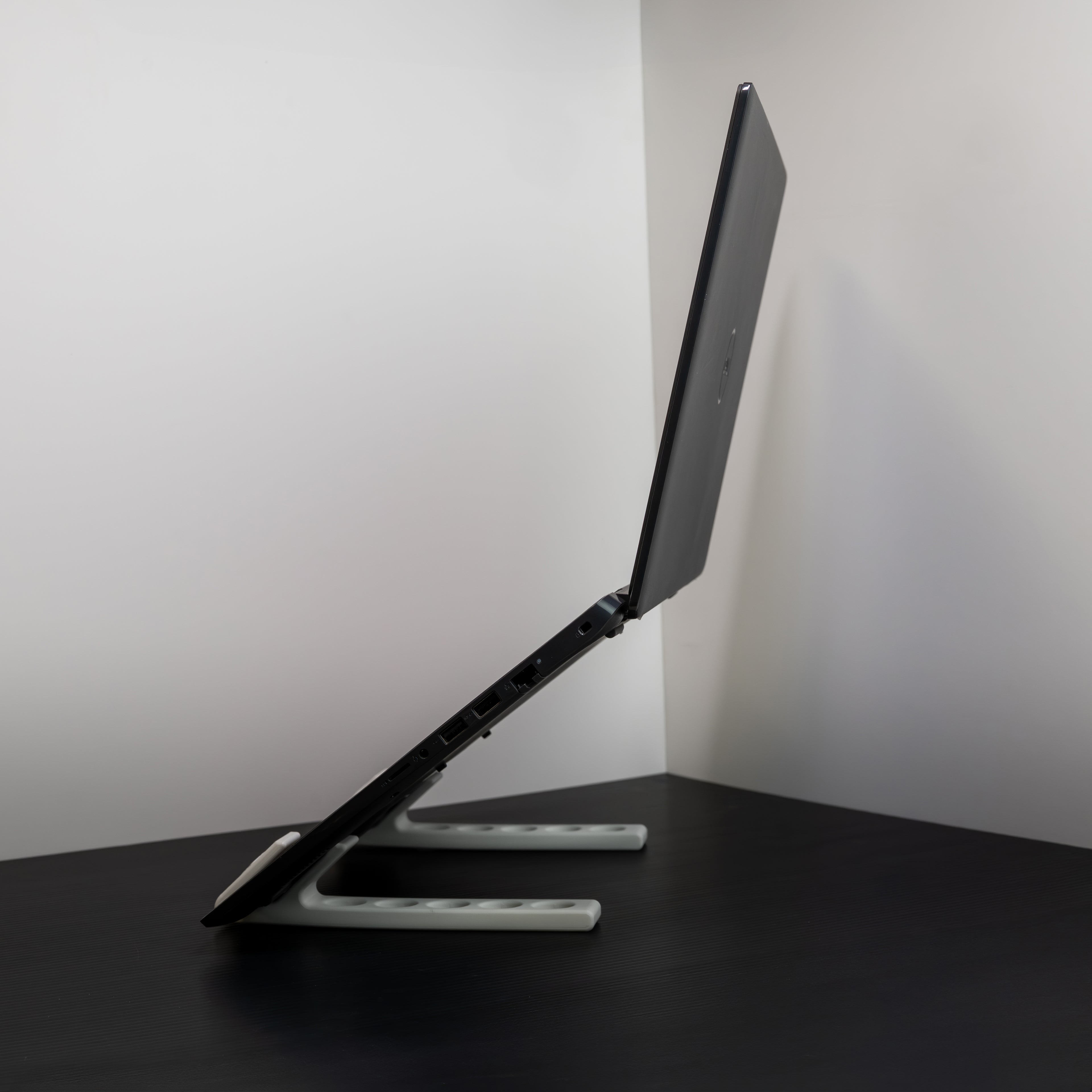 3D printed laptop stand with laptop displayed at 45-degree angle