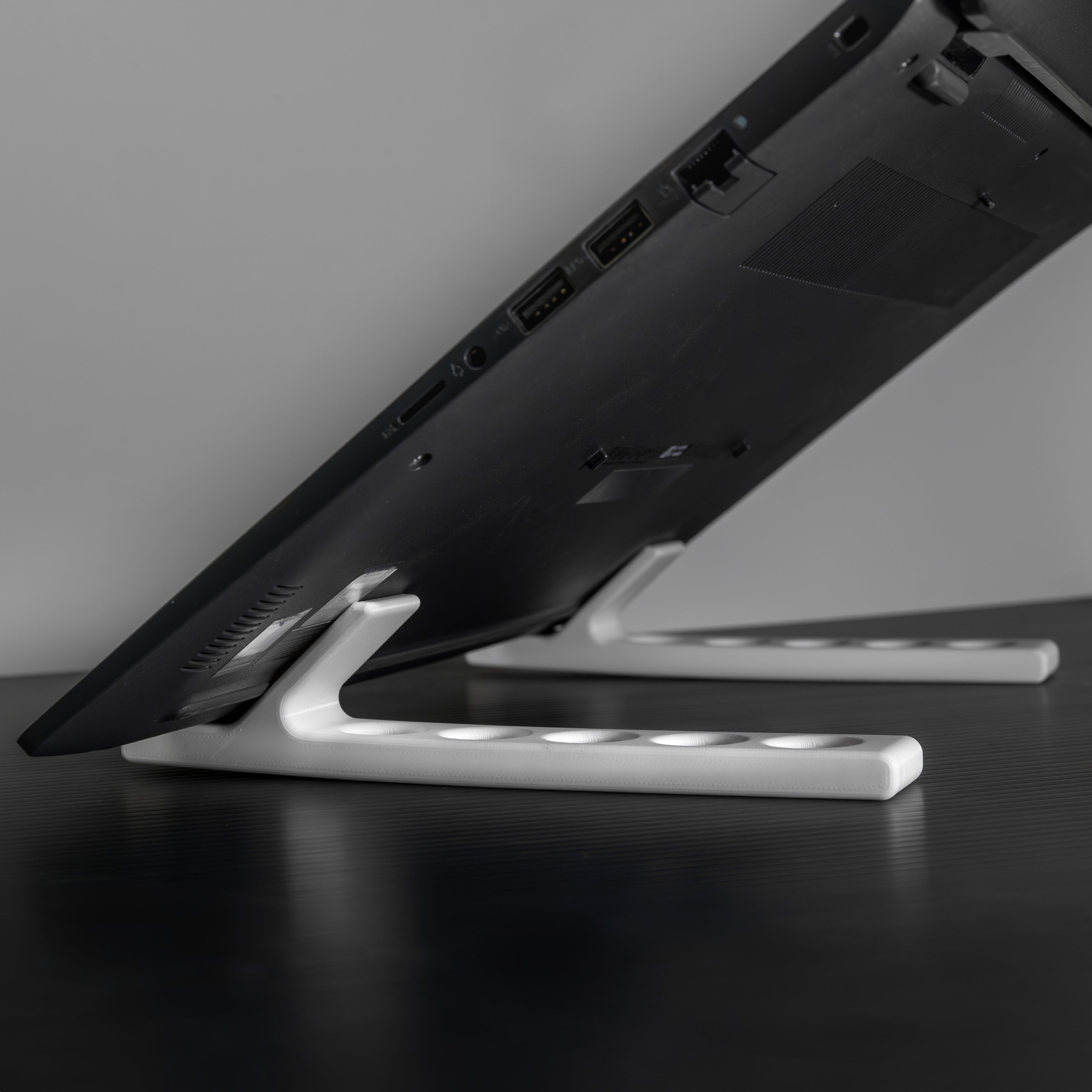 3D printed laptop stand with laptop displayed at 45-degree angle